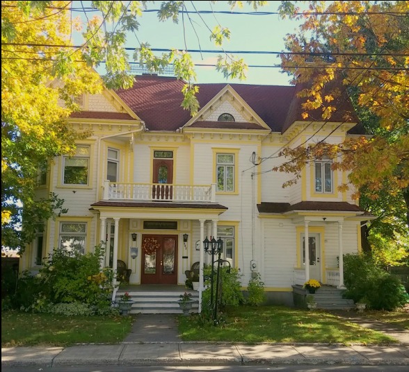 La façade du Gîte du Chemin du Roy, maison victorienne à Cap-de-la-Madeleine